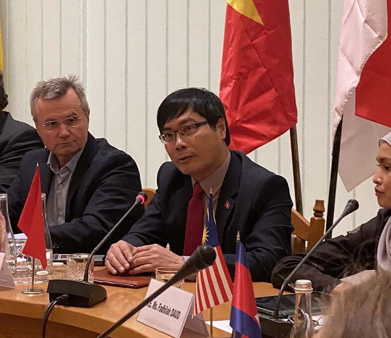 Đại sứ Nguyễn Hồng Thạch phát biểu.