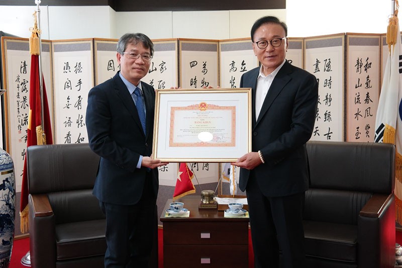Đại sứ Nguyễn Vũ Tùng trao Bằng khen của Thủ tướng Chính phủ cho ông Park Soo Kwan tại Văn phòng Tổng lãnh sự danh dự Việt Nam tại thành phố Busan, Hàn Quốc.