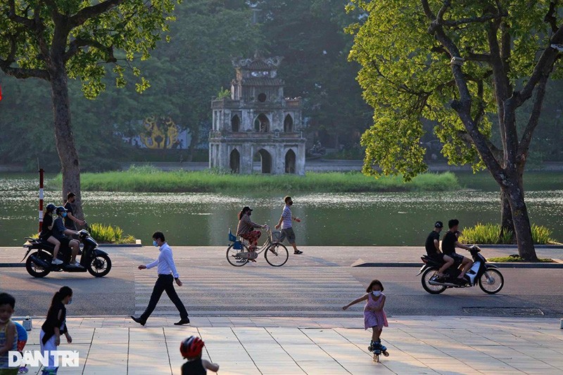 Cuộc sống trong trạng thái bình thường mới tại Hà Nội. (Nguồn: Dân trí)