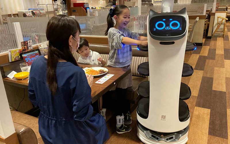 Skylark thử nghiệm robot phục vụ tại các nhà hàng gia đình ở Tokyo, Nhật Bản. (Nguồn: Skylark)