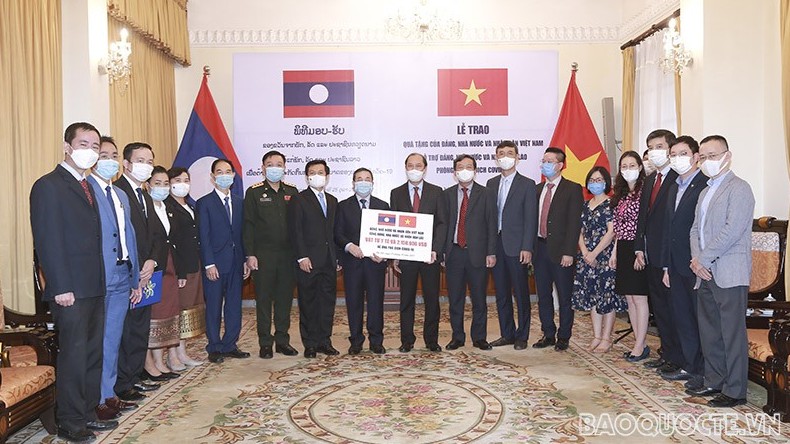 Việt Nam hỗ trợ khẩn cấp Lào ứng phó đợt dịch Covid-19 mới