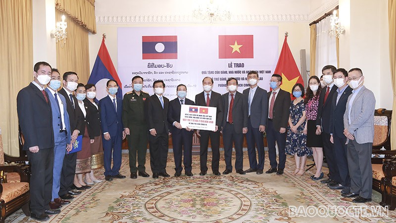 Thứ trưởng Ngoại giao Nguyễn Quốc Dũng trao tượng trưng quà tặng của Việt Nam hỗ trợ Lào ứng phó đợt dịch Covid-19 mới. (Ảnh: Trung Hiếu)