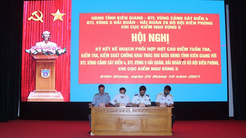 Đại diện lãnh đạo các tỉnh Kiên Giang và các đơn vị phối hợp ký kết kế hoạch phối hợp. (Ảnh Chiến Khu)