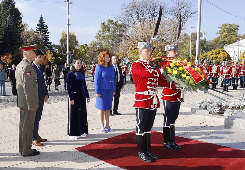 Phó Chủ tịch nước Võ Thị Ánh Xuân cùng đoàn đại biểu Việt Nam đã đến đặt vòng hoa tại Đài tưởng niệm chiến sỹ vô danh Bulgaria.