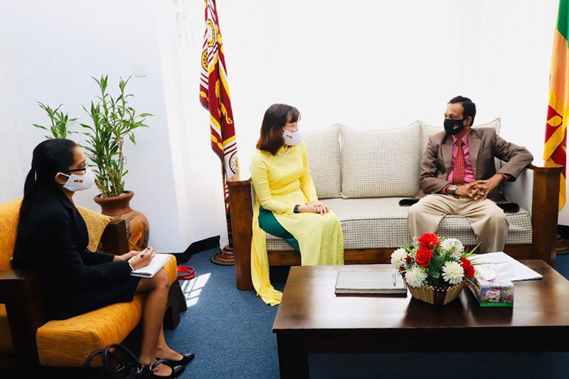 Đại sứ Hồ Thị Thanh Trúc đã có buổi làm việc với Thống đốc tỉnh miền Trung ông Lalith U. Gamage.
