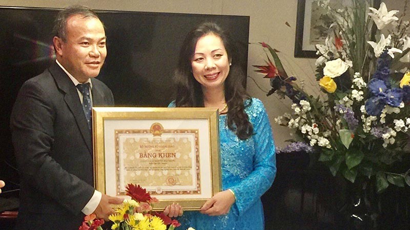 Tấm lòng của Thứ trưởng Vũ Hồng Nam trao Bằng khen cho GS.TS Nguyễn Đài Trang, năm 2017. (Ảnh: ĐND)một kiều bào với Bác Hồ