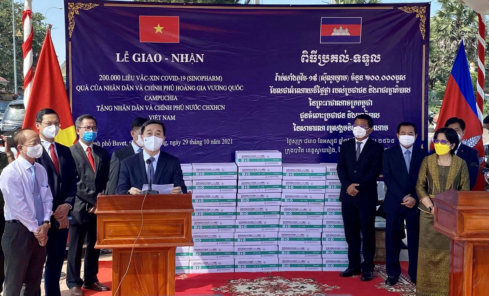 Thứ trưởng Bộ Y tế Trần Văn Thuấn phát biểu tại lễ bàn giao.