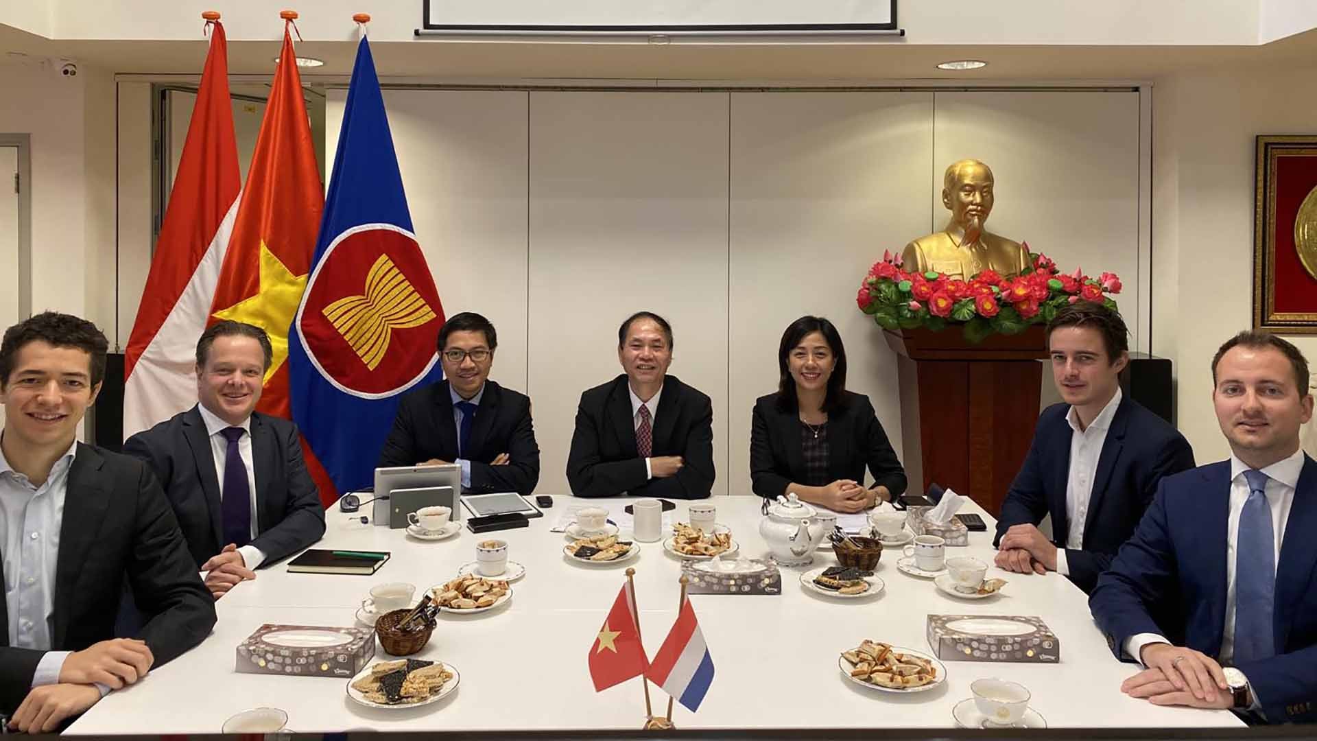 Đại sứ quán Việt Nam tại Hà Lan đã phối hợp với Cục Xuất nhập khẩu, Bộ Công Thương tổ chức Hội thảo trực tiếp kết hợp trực tuyến “Logistics Hà Lan-Việt Nam: Xác định cơ hội và kết nối đối tác”. 