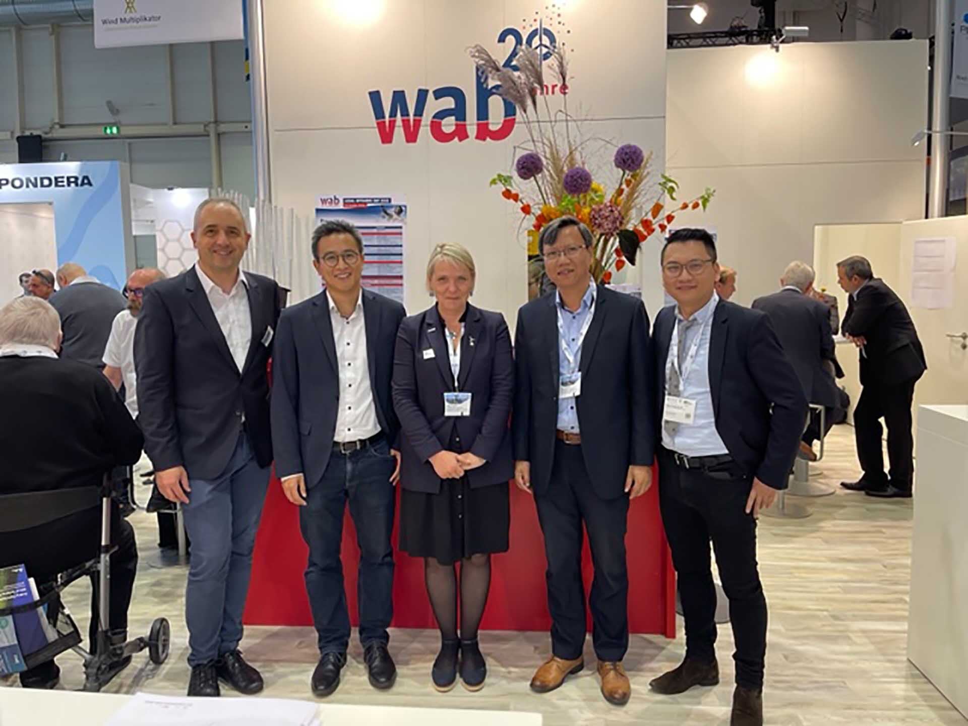 Tổng Lãnh sự Lê Quang Long tham dự Triển lãm WindEnergy Hamburg 2022.