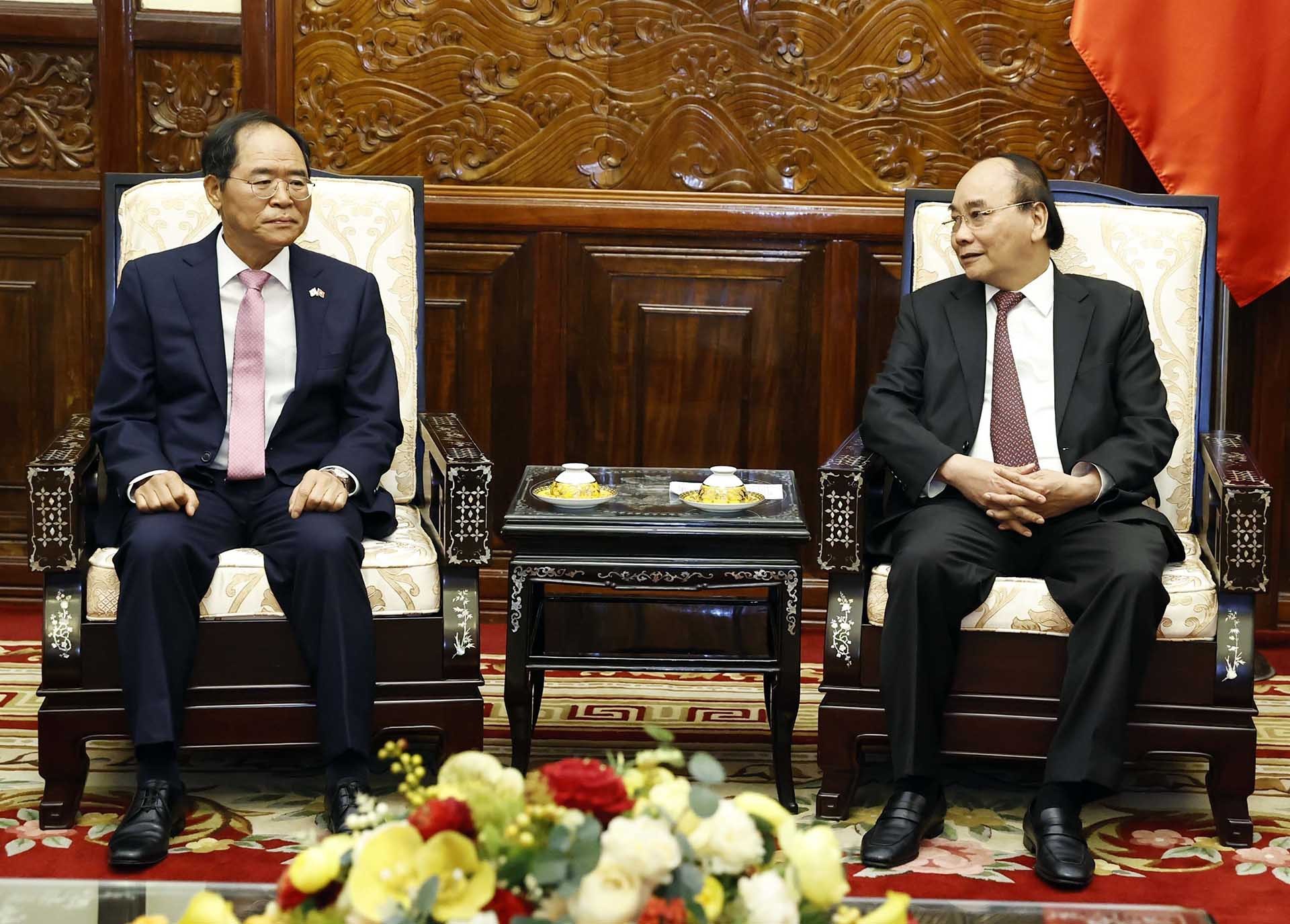 Chủ tịch nước Nguyễn Xuân Phúc tiếp Đại sứ Hàn Quốc Park Noh Wan đến chào từ biệt kết thúc nhiệm kỳ công tác tại Việt Nam. (Nguồn: TTXVN)