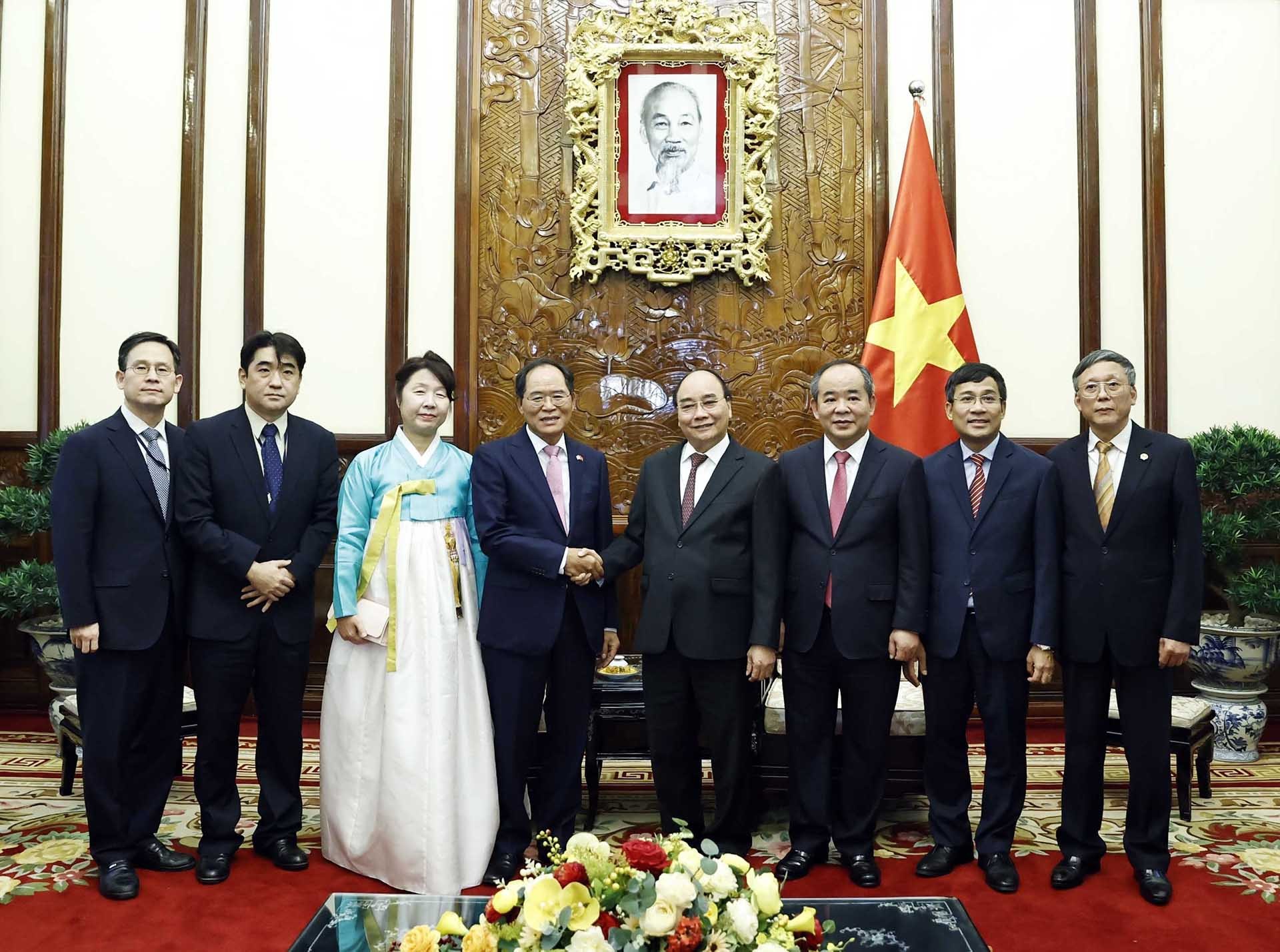 Chủ tịch nước Nguyễn Xuân Phúc và Đại sứ Hàn Quốc Park Noh Wan cùng các đại biểu chụp ảnh lưu niệm. (Nguồn: TTXVN)