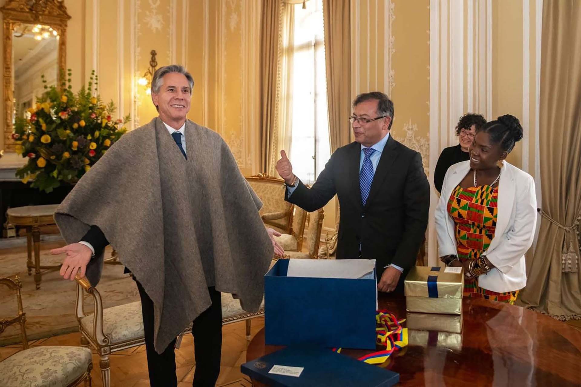 Ngoại trưởng Mỹ Antony Blinken thử ruana, trang phục truyền thống của người Colombia do Tổng thống Gustavo Petro tặng. (Nguồn: Twitter)