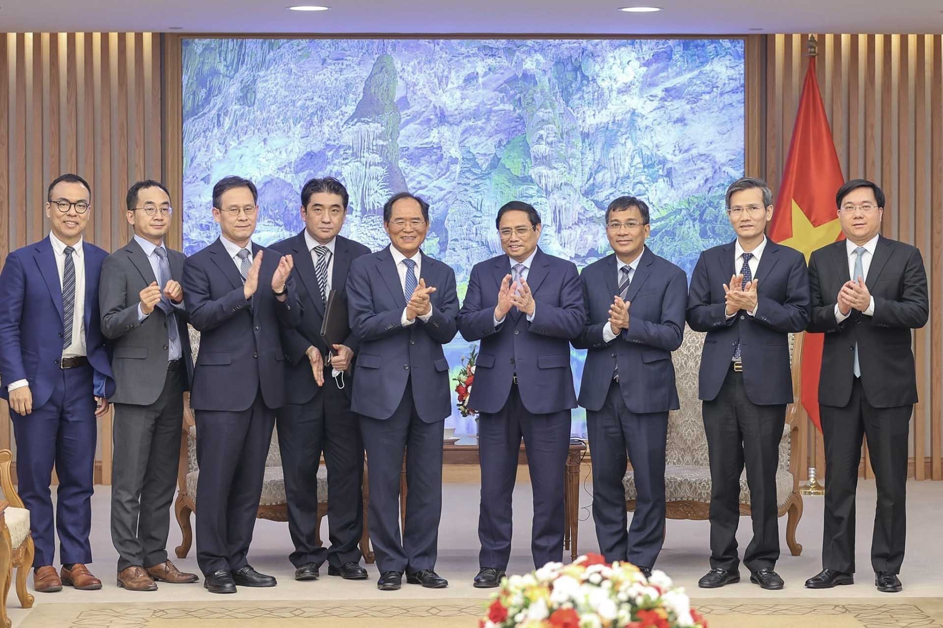 Thủ tướng Phạm Minh Chính và Đại sứ Hàn Quốc tại Việt Nam Park Noh Wan cùng các đại biểu. (Nguồn: TTXVN)