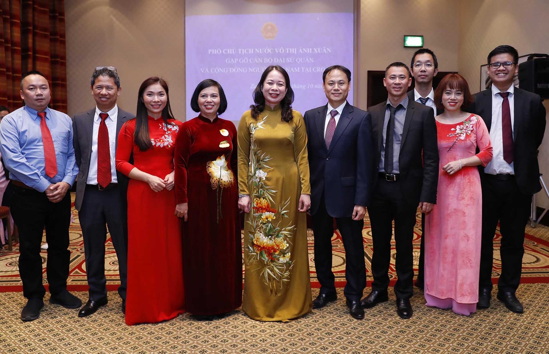 Phó Chủ tịch nước Võ Thị Ánh Xuân với cán bộ, nhân viên Đại sứ quán Việt Nam tại Hungary kiêm nhiệm Croatia. (Nguồn: TTXVN)