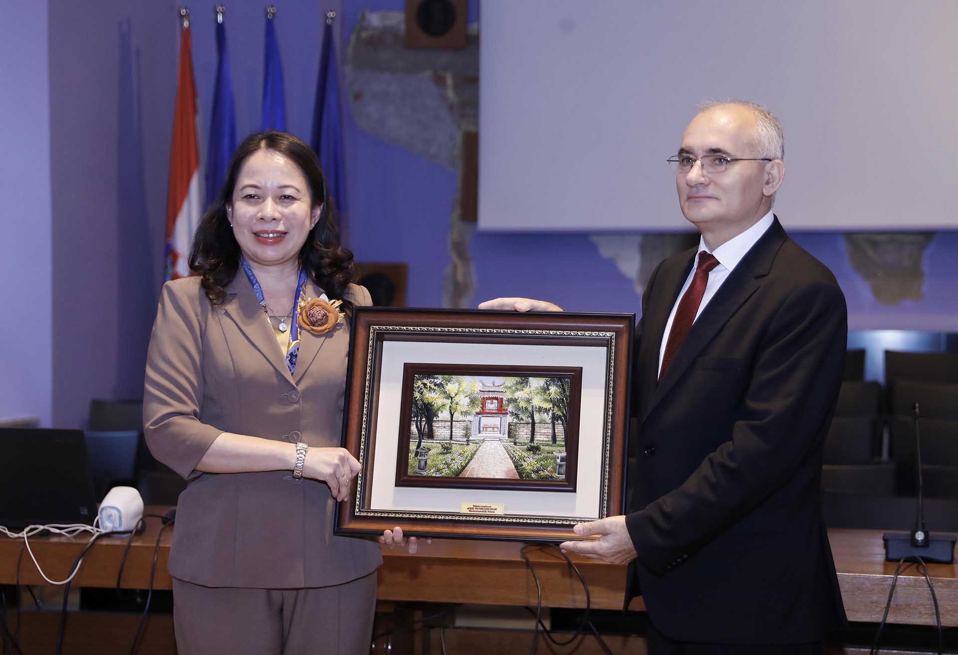Phó Chủ tịch nước Võ Thị Ánh Xuân tặng quà lưu niệm cho Trường Đại học Tổng hợp Zagreb. (Nguồn: TTXVN)