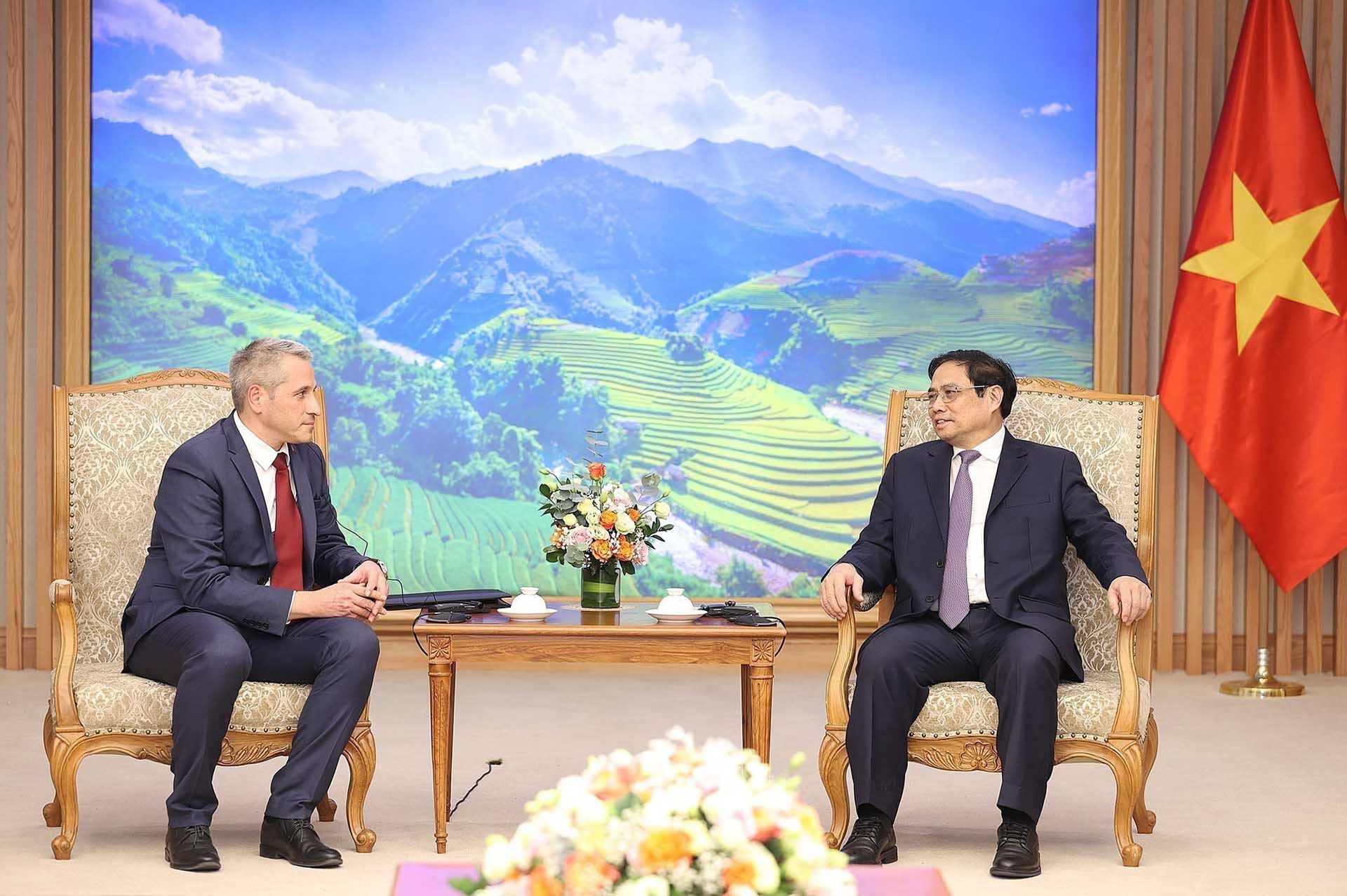 Thủ tướng Phạm Minh Chính tiếp Đại sứ Belarus tại Việt Nam Vladimir Baravikov. (Nguồn: TTXVN)
