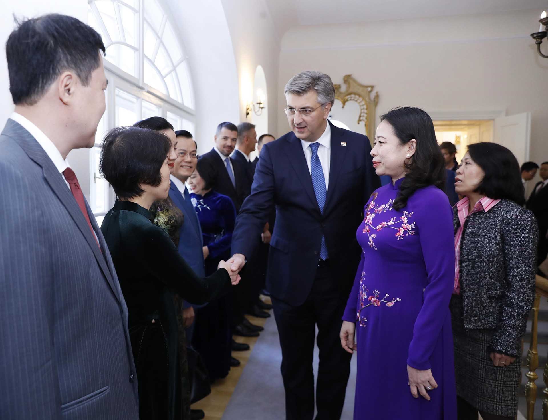 Phó Chủ tịch nước Võ Thị Ánh Xuân giới thiệu các đại biểu Việt Nam với Thủ tướng Croatia Andrej Plenković. (Nguồn: TTXVN)