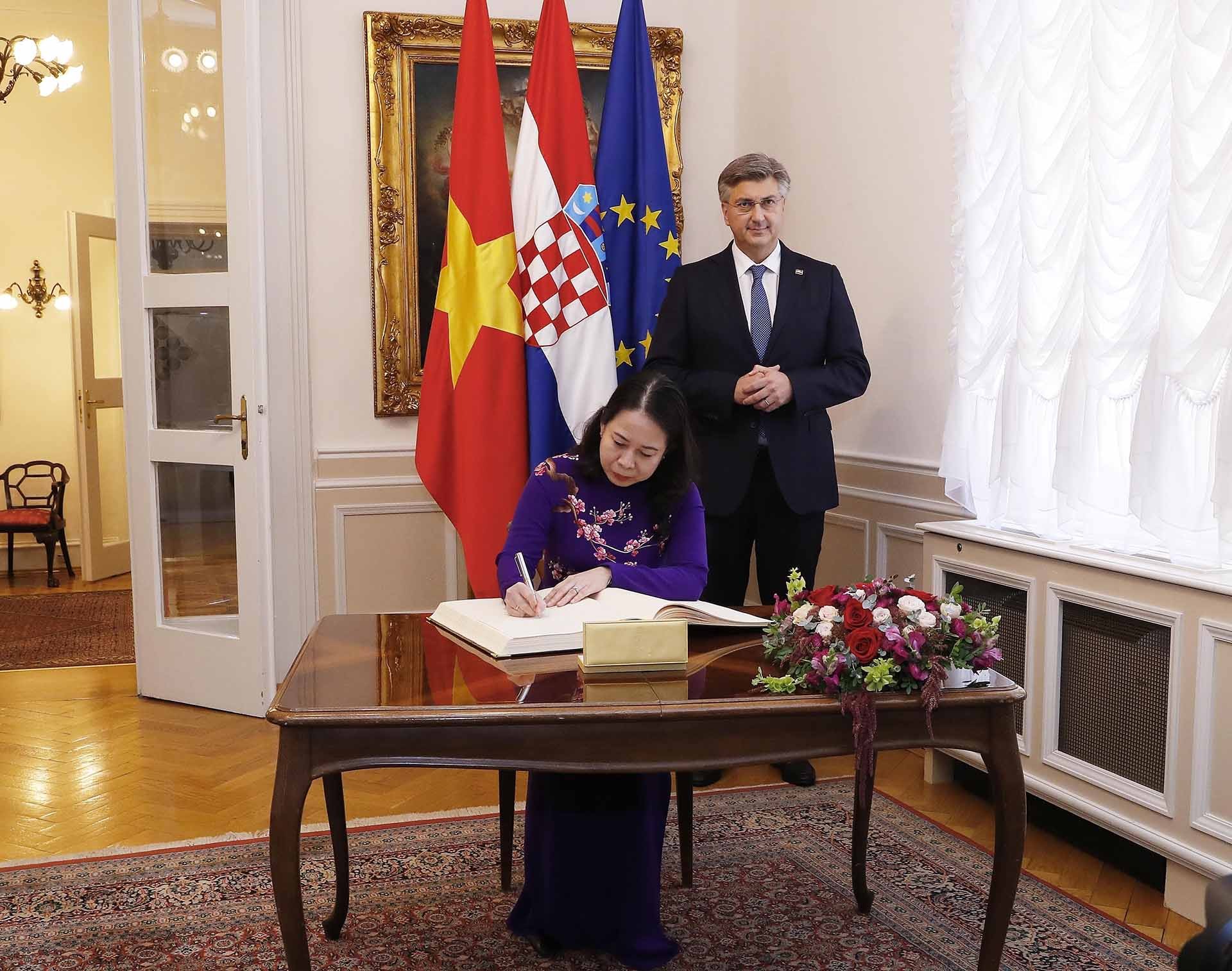Phó Chủ tịch nước Võ Thị Ánh Xuân ký lưu bút tại Phủ Thủ tướng Croatia. (Nguồn: TTXVN)