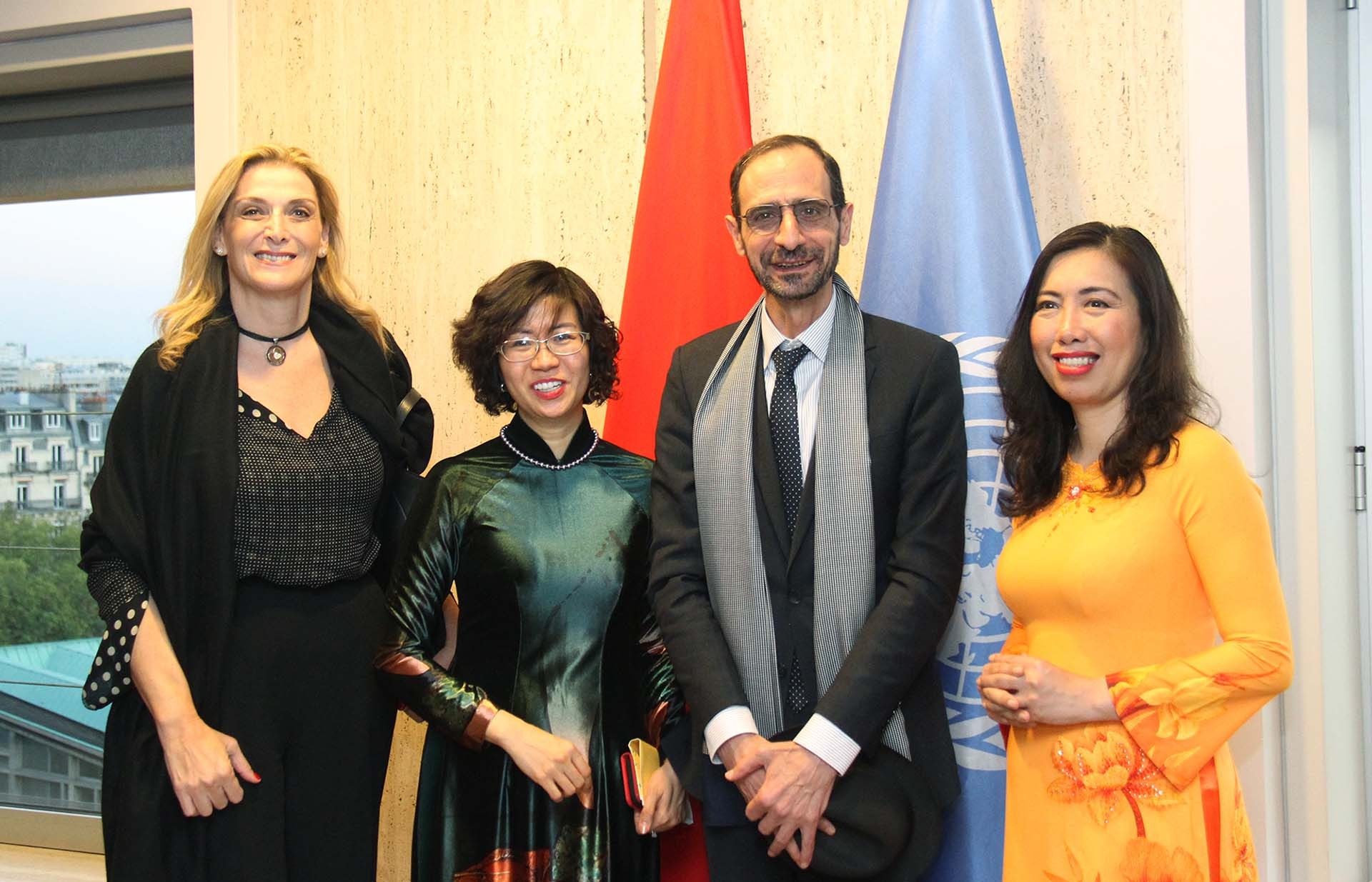 Bà Lê Thị Thu Hằng, Trợ lý Bộ trưởng Ngoại giao và Đại sứ Việt Nam tại UNESCO Lê Thị Hồng Vân cùng các đại biểu.