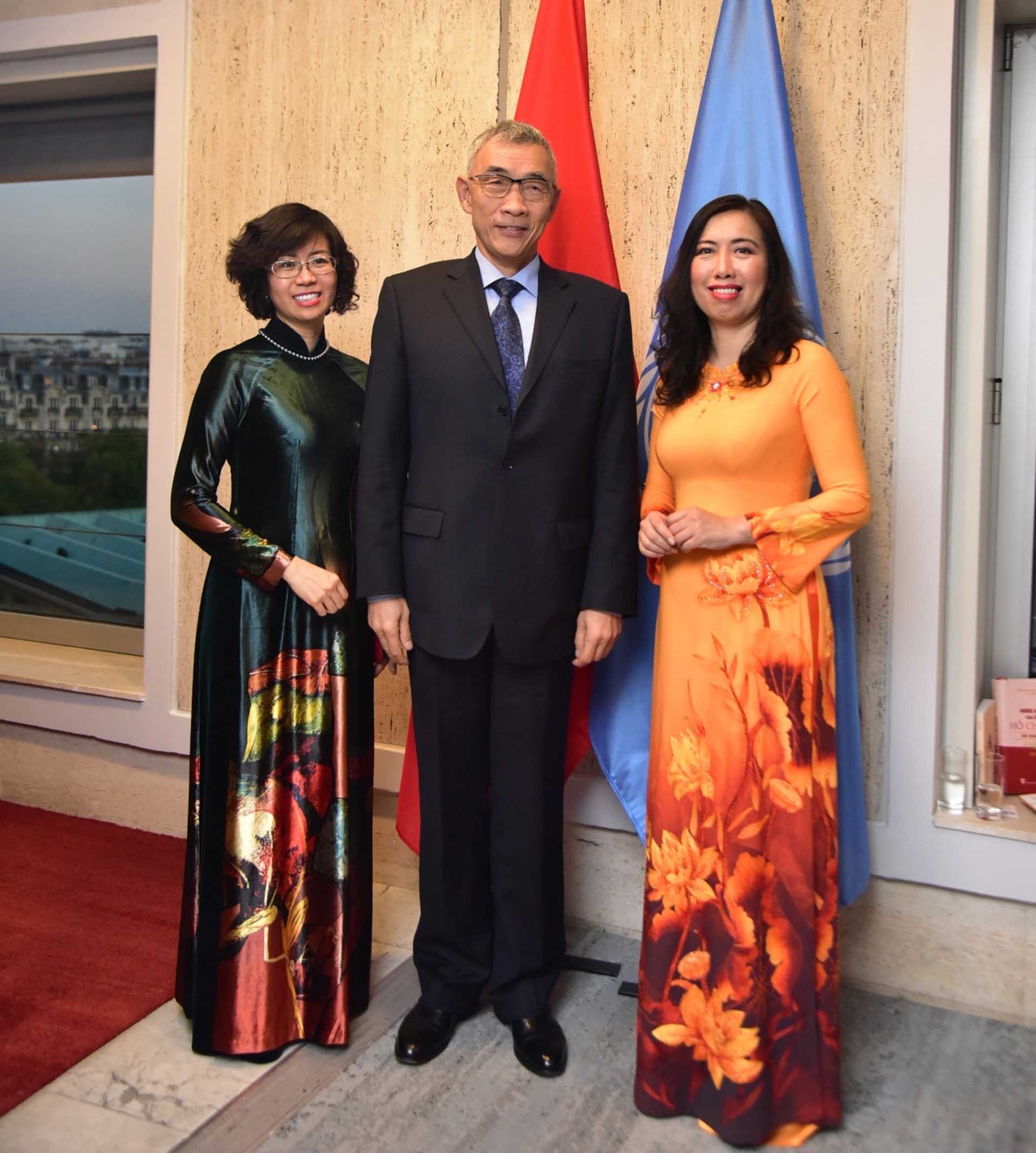 Bà Lê Thị Thu Hằng, Trợ lý Bộ trưởng Ngoại giao và Đại sứ Việt Nam tại UNESCO Lê Thị Hồng Vân và Phó Tổng Giám đốc UNESCO Xing Qu.