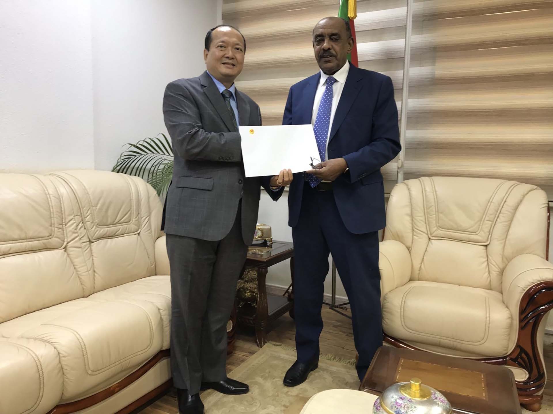 Đại sứ Nguyễn Huy Dũng trình bản sao Thư ủy nhiệm lên Quyền Bộ trưởng Bộ Ngoại giao Ali Elsadig Ali.