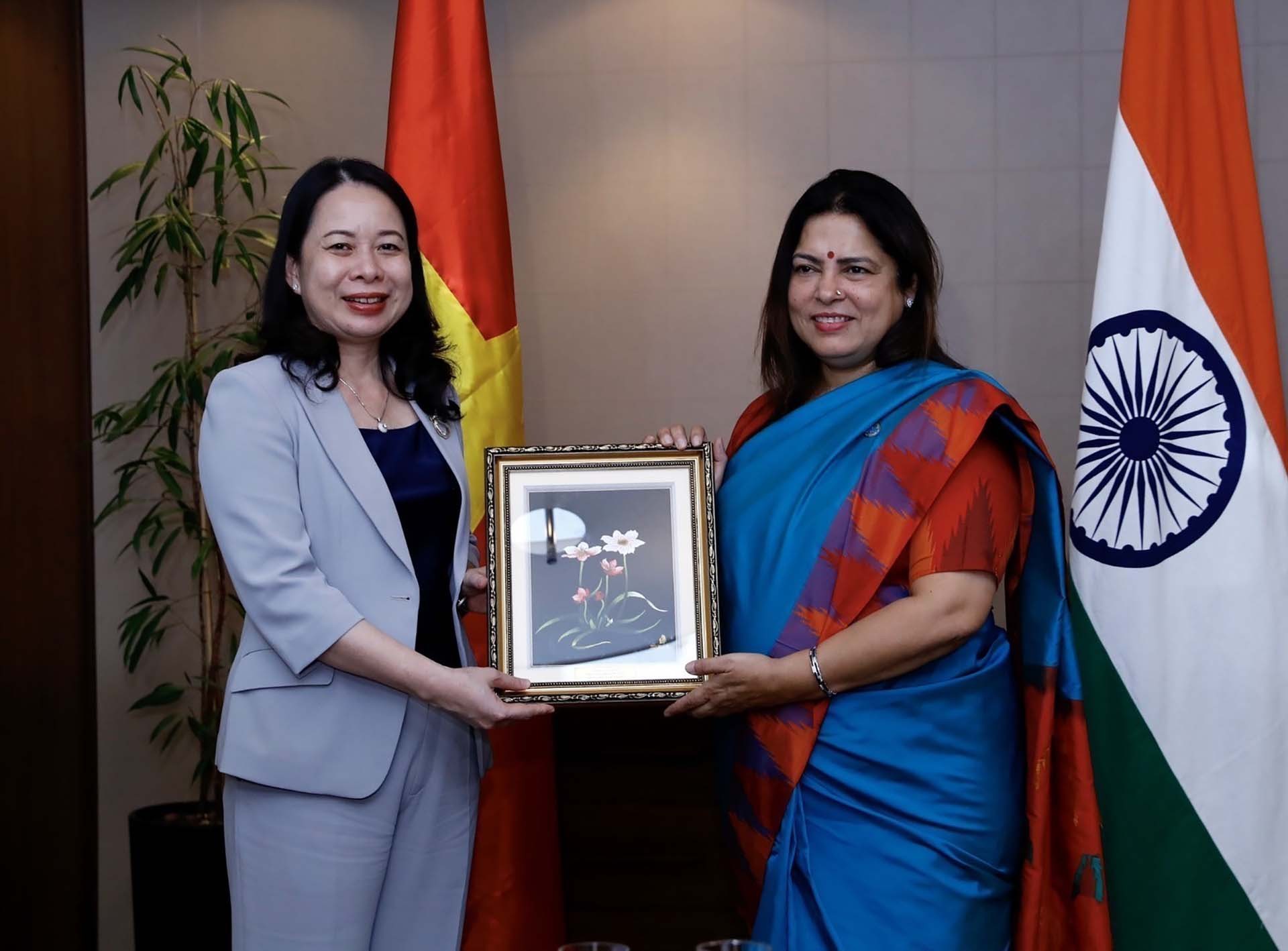 Phó Chủ tịch nước Võ Thị Ánh Xuân tặng quà lưu niệm Quốc vụ khanh Bộ Ngoại giao và Văn hoá Ấn Độ Mecnakshi Lekhi. (Nguồn: TTXVN)