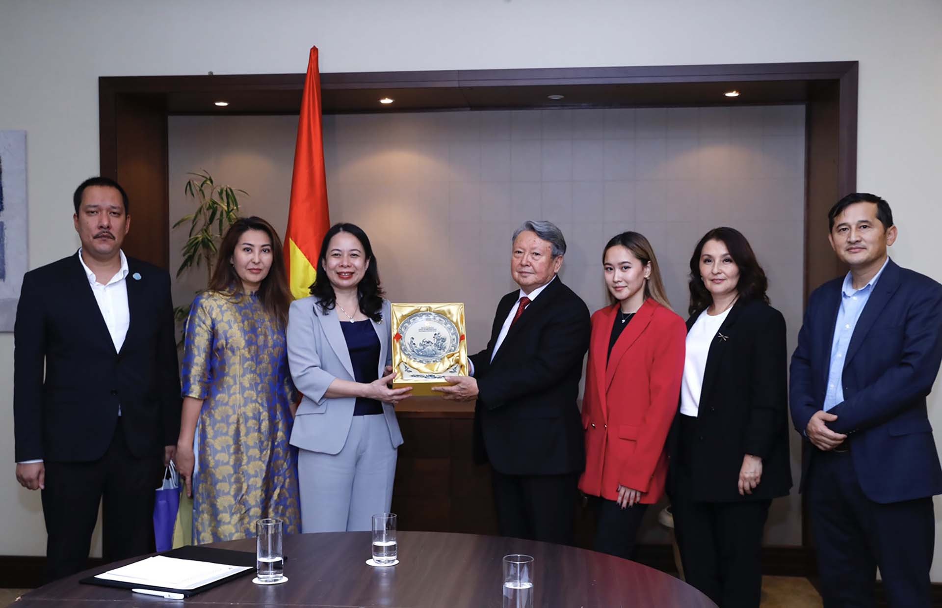 Phó Chủ tịch nước Võ Thị Ánh Xuân gặp đại diện Ban liên lạc Hội hữu nghị Kazakhstan-Việt Nam.