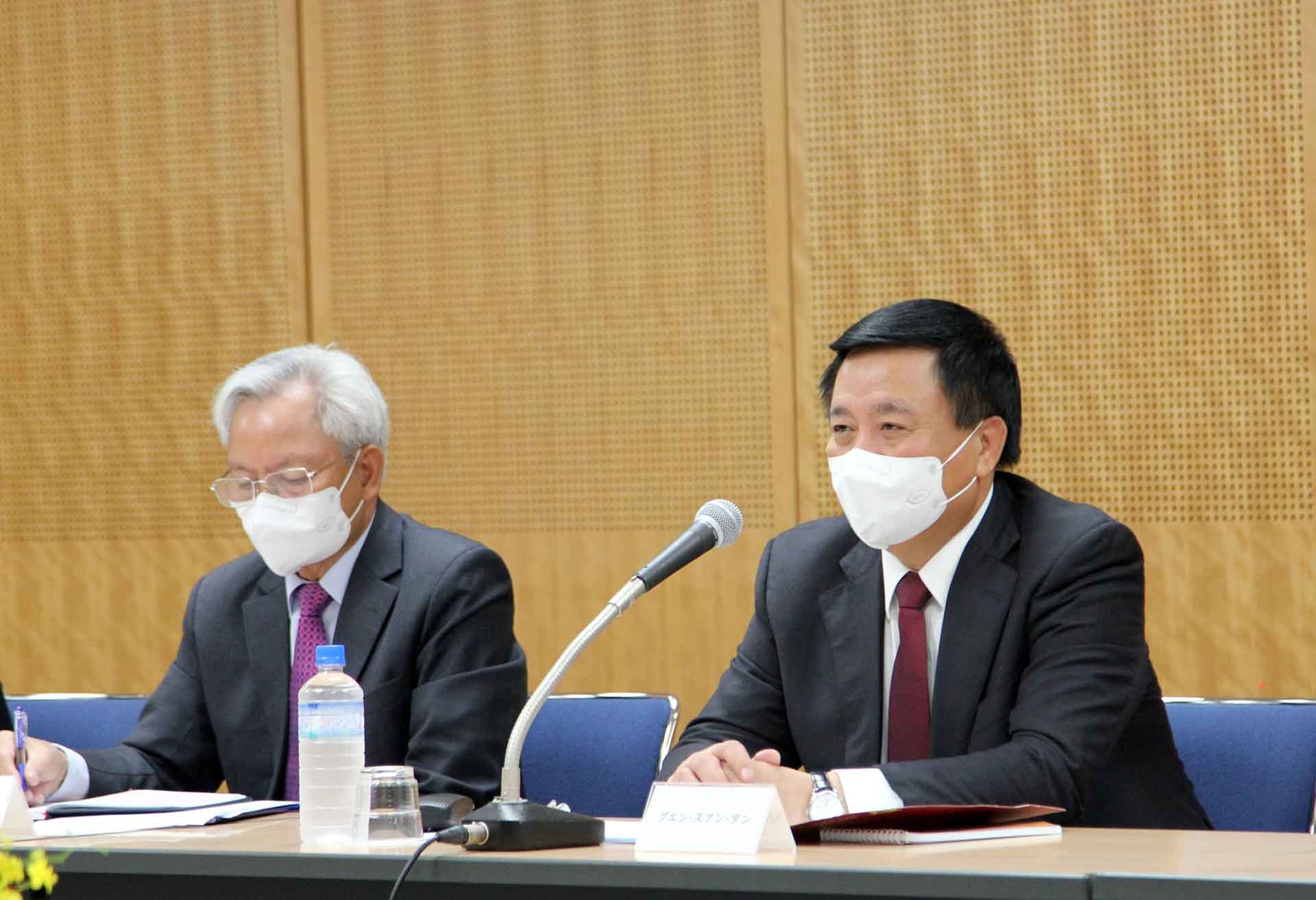 Đồng chí Nguyễn Xuân Thắng (bên phải) đồng chủ trì Trao đổi lý luận lần thứ 10 giữa Đảng Cộng sản Việt Nam và Đảng Cộng sản Nhật Bản. (Nguồn: TTXVN)