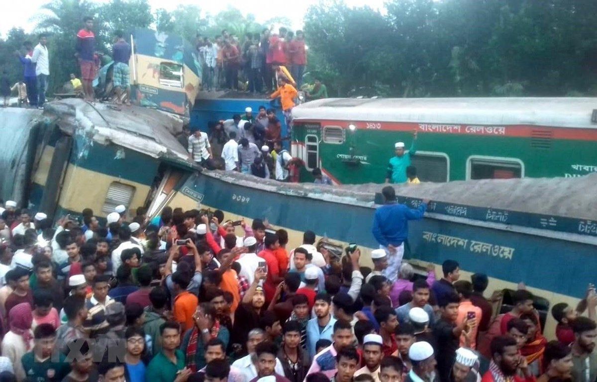 Bangladesh: Hai đoàn tàu hỏa đâm nhau, số người thiệt mạng tiếp tục tăng