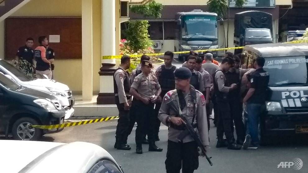 Đánh bom liều chết bên ngoài đồn cảnh sát ở Indonesia
