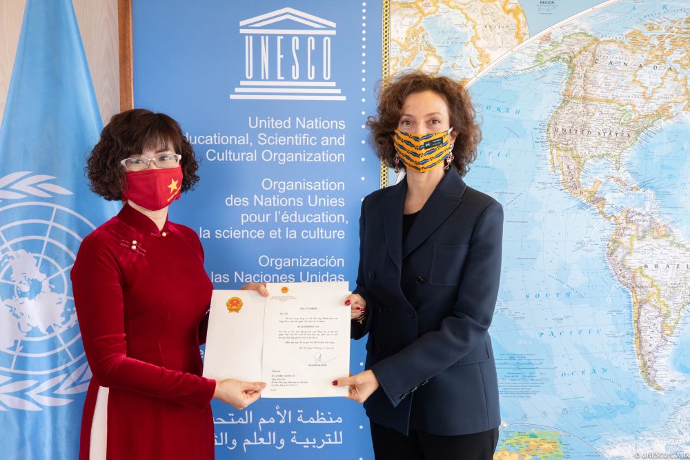 Đại sứ Việt Nam trình Thư ủy nhiệm lên Tổng Giám đốc UNESCO