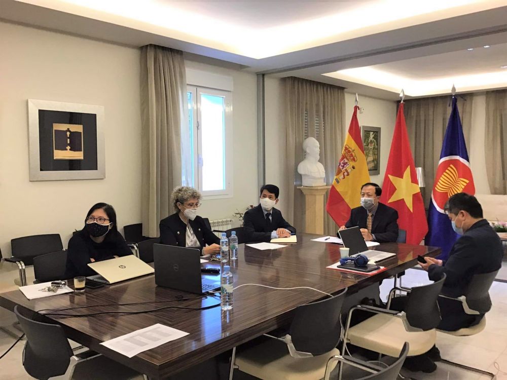 Phát biểu kết thúc phiên toàn thể, Đại sứ Đặc mệnh toàn quyền Việt Nam tại Tây Ban Nha Hoàng Xuân Hải