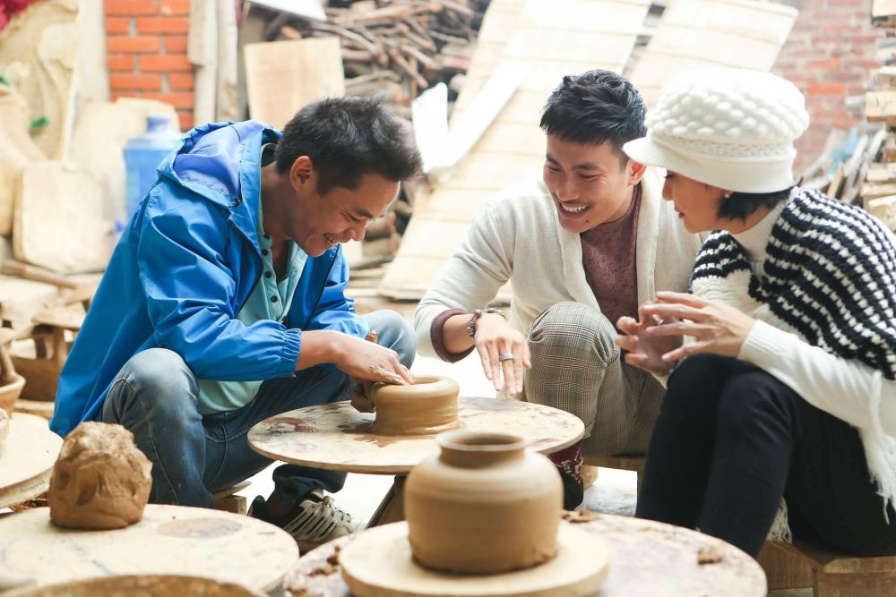 Ảnh 3- Anh Quang (Trái) hướng dẫn và giới thiệu Các khách hàng không nét đặc sắc của gốm Hương Canh và khuyến khích họ có thể  tự tay làm các sản phẩm