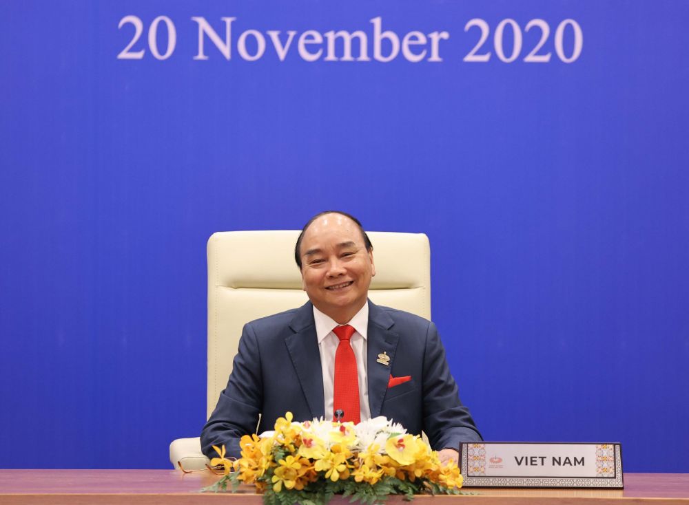 Thủ tướng Chính phủ Nguyễn Xuân Phúc dẫn đầu đoàn Việt Nam tham dự Hội nghị Cấp cao APEC lần thứ 27. 
