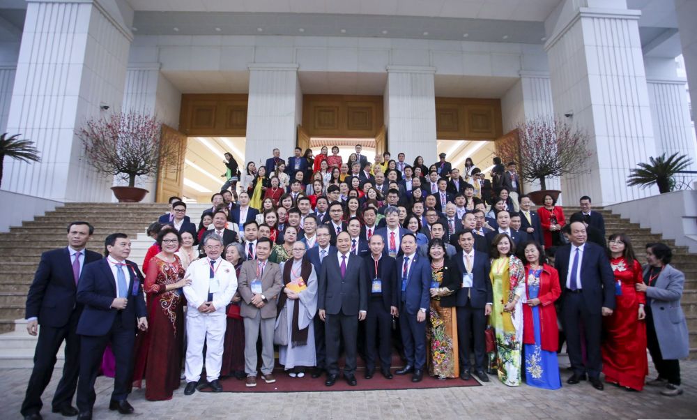 Thủ tướng Nguyễn Xuân Phúc chụp ảnh cùng các đại biểu kiều bào dự Xuân Quê hương 2020. (Ảnh: Nguyễn Hồng)