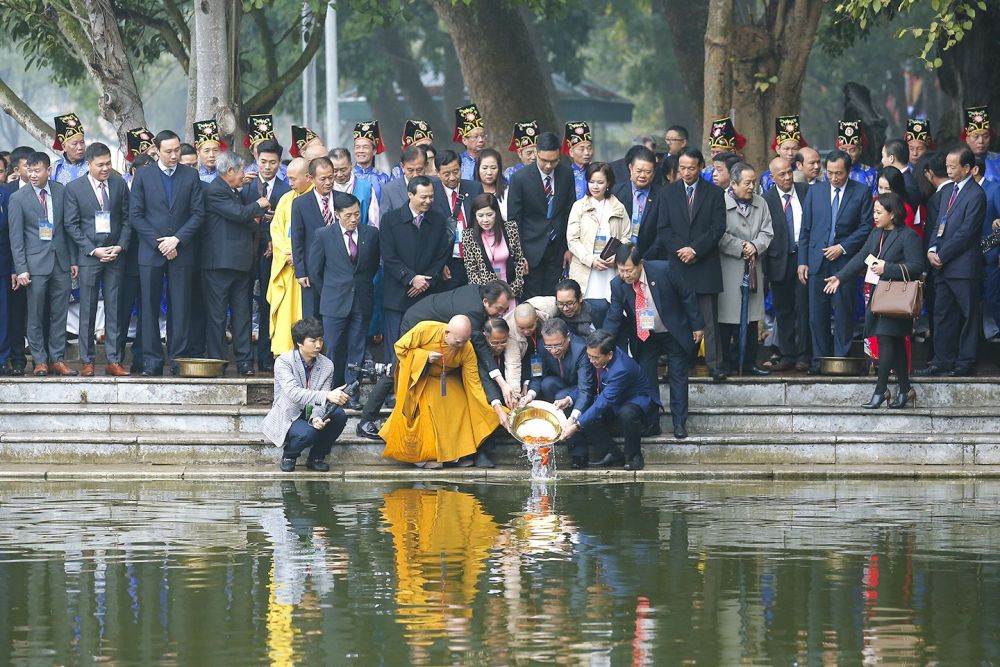 Kiều bào thực hiện nghi lễ thả cá phóng sinh tại Đền Đô Bắc Ninh nhân dịp dự Xuân Quê hương 2020