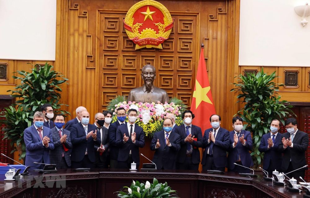Thủ tướng Nguyễn Xuân Phúc với cựu Phó Thủ tướng CHLB Đức Phillip Rosler và các thành viên trong đoàn. (Ảnh: Thống Nhất/TTXVN)