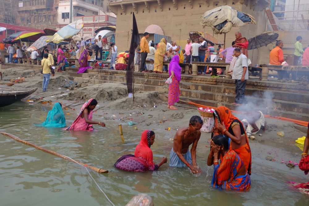 48-2-Những người đến tắm trên dòng sông Hằng với niềm tin được ban sức khỏe và rửa tội.