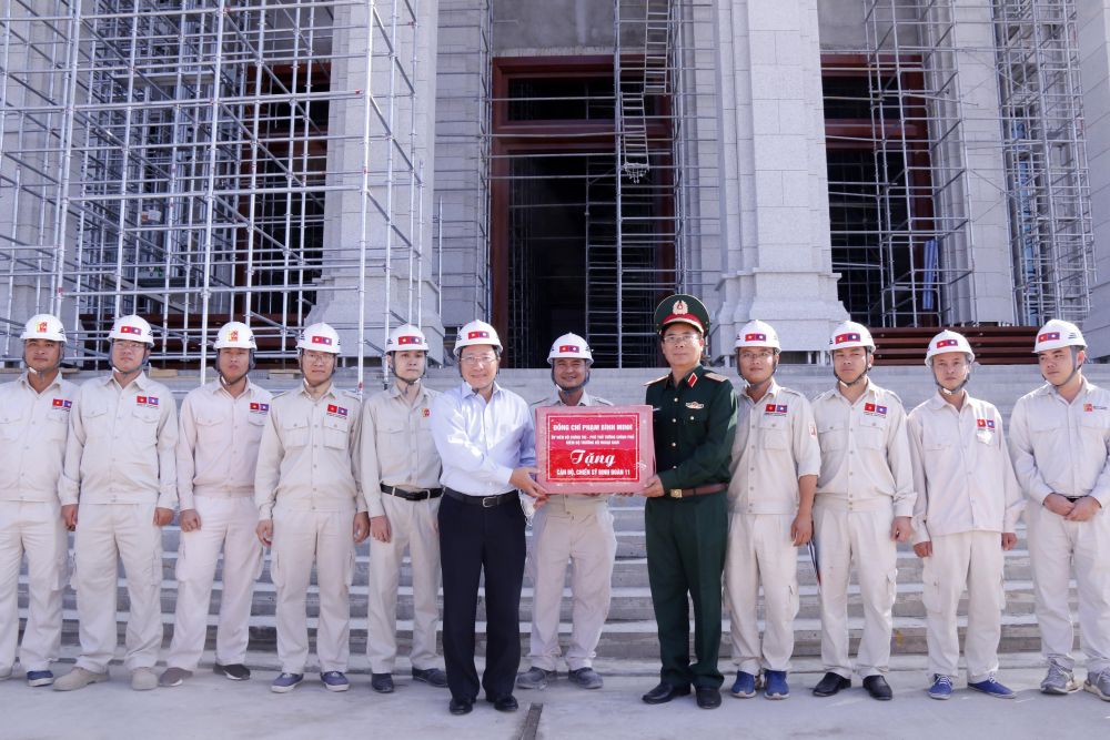 Phó Thủ tướng, Bộ trưởng Ngoại giao Phạm Bình Minh đến thăm Dự án xây dựng Nhà Quốc hội mới của Lào.