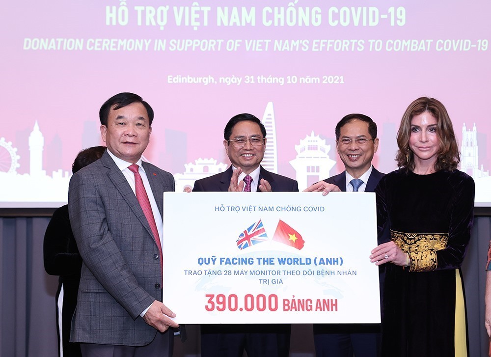 Thủ tướng Chính phủ Phạm Minh Chính chứng kiến Lễ trao quyên góp hỗ trợ Việt Nam chống dịch Covid-19. (Nguồn: TTXVN)