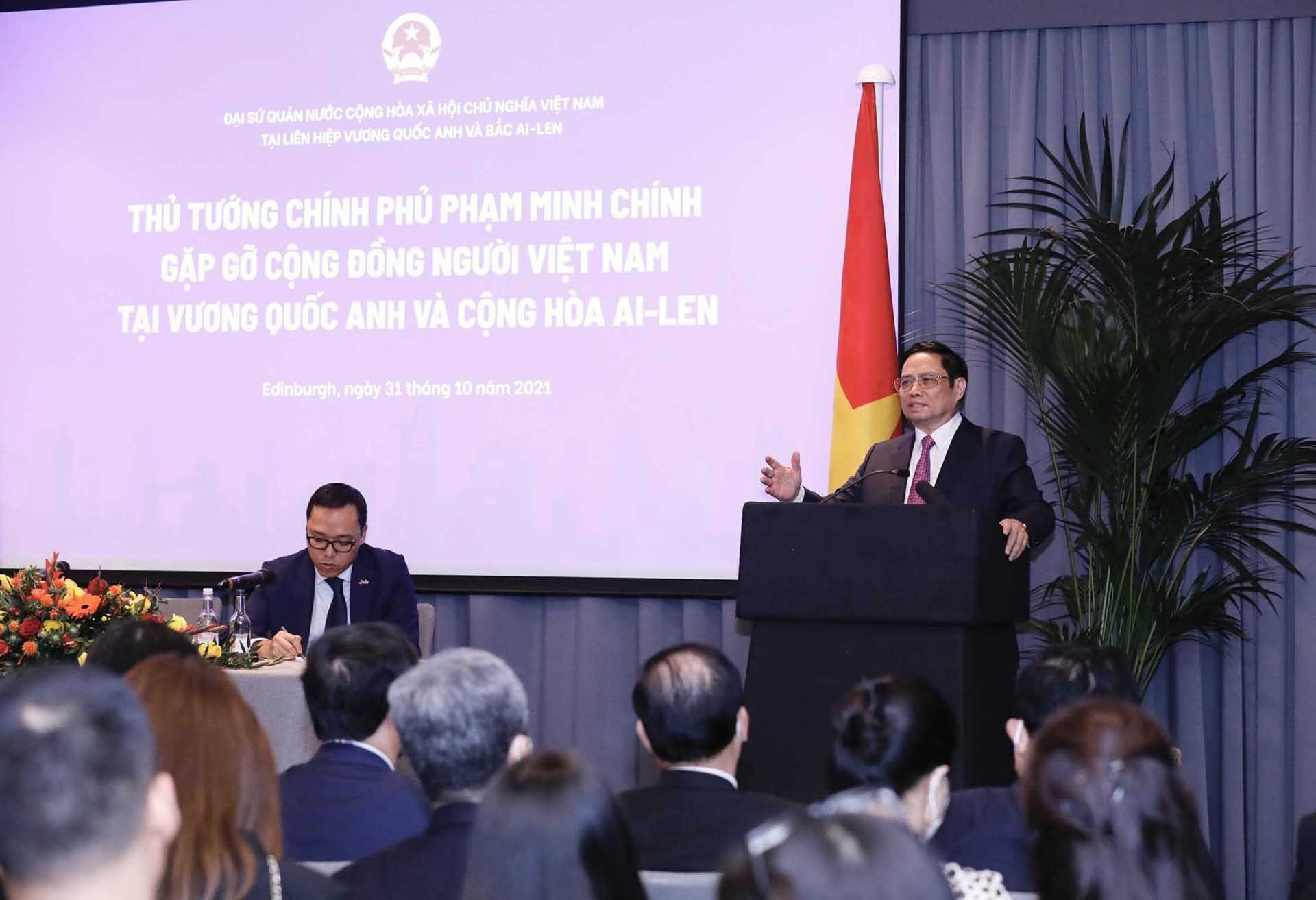 Thủ tướng Chính phủ Phạm Minh Chính phát biểu tại buổi gặp cộng đồng người Việt Nam ở Anh. (Nguồn: TTXVN)