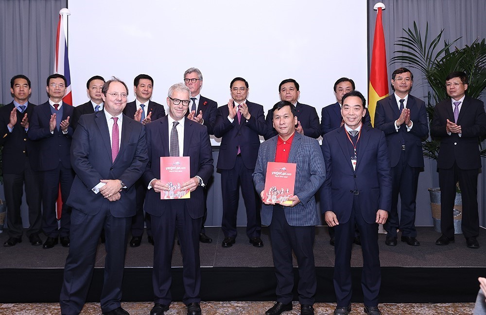 Thủ tướng Chính phủ Phạm Minh Chính chứng kiến Lễ trao biên bản hợp tác giữa các doanh nghiệp Việt Nam và Anh. (Nguồn: TTXVN)