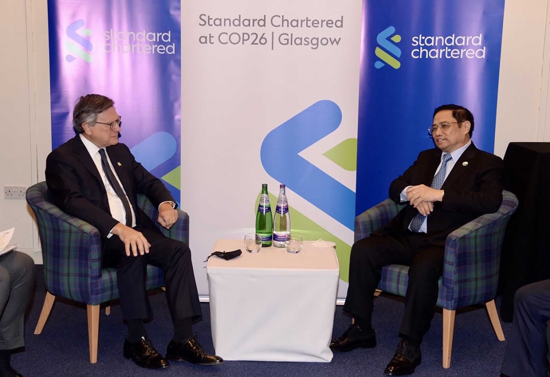 Thủ tướng Chính phủ Phạm Minh Chính và Chủ tịch Ngân hàng Standard Chartered. (Ảnh: TTXVN)