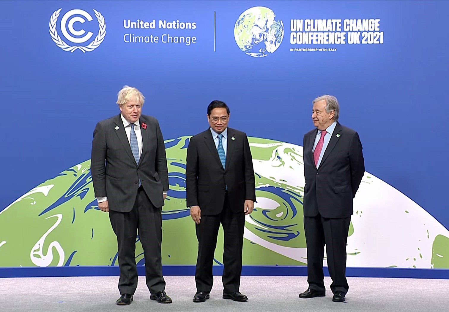 Thủ tướng Anh Boris Johnson và Tổng Thư ký Liên hợp quốc Antonio Guterres đón Thủ tướng Phạm Minh Chính đến dự Hội nghị COP26. (Nguồn: TTXVN)