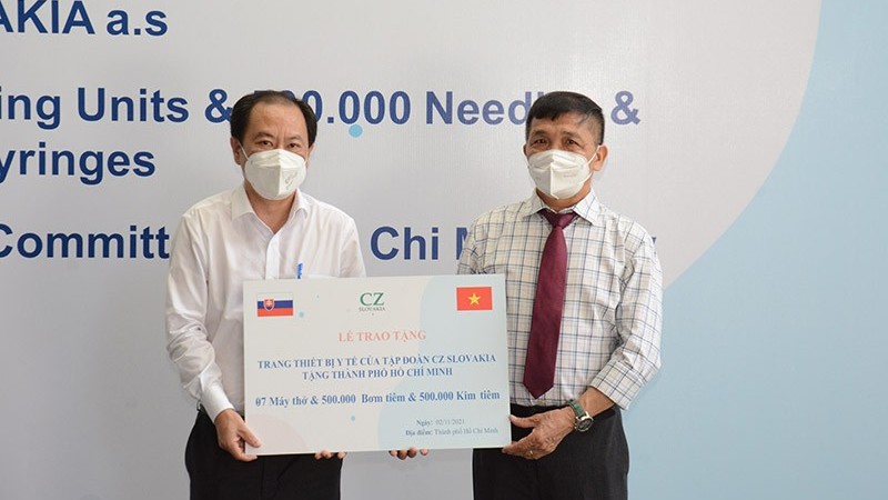 Tập đoàn CZ Slovakia A.S trao tặng thiết bị y tế phòng chống dịch Covid-19 cho TP. Hồ Chí Minh