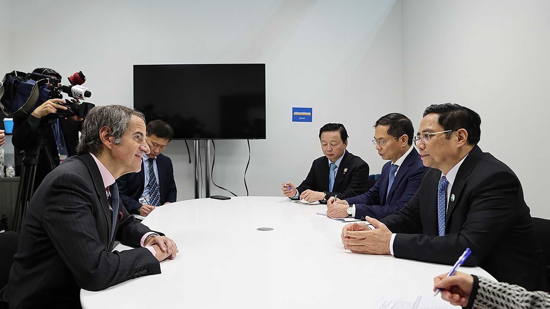 Thủ tướng Phạm Minh Chính gặp Tổng giám đốc Cơ quan Năng lượng Nguyên tử quốc tế (IAEA) Rafael Mariano Grossi. (Nguồn: TTXVN)