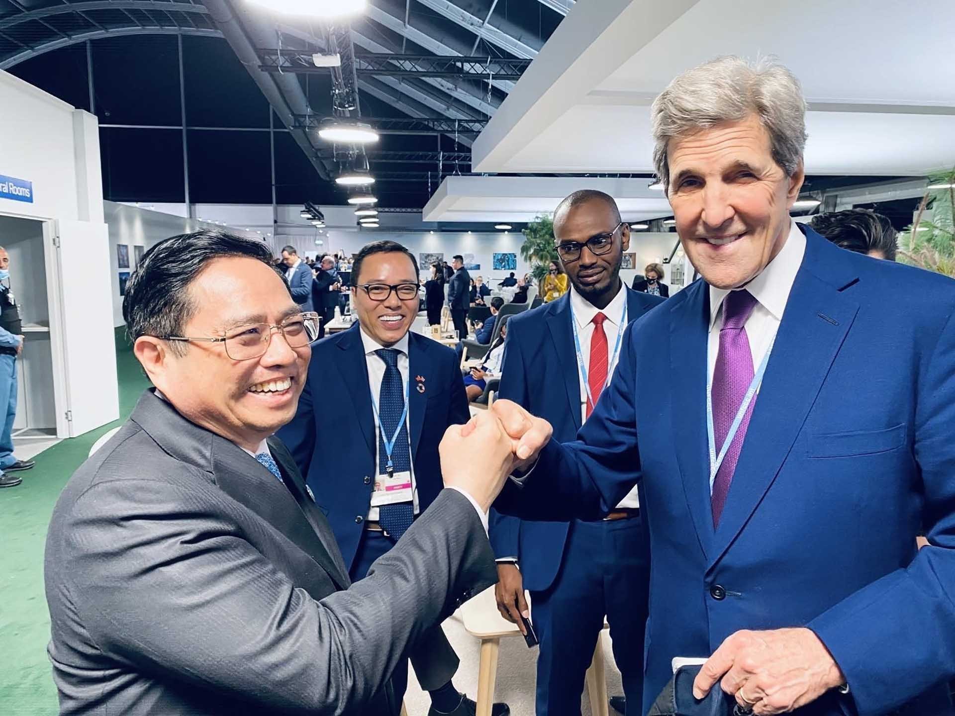 Thủ tướng Phạm Minh Chính gặp Đặc phái viên của Tổng thống Hoa Kỳ về biến đổi khí hậu John Kerry. (Nguồn: TTXVN)