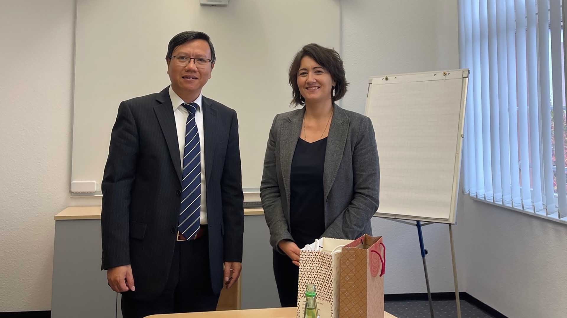 Tổng Lãnh sự Việt Nam tại Frankfurt am Main Lê Quang Long và bà Elvin Yilmaz, Phó Chủ tịch phụ trách ngoại thương của IHK Rheinhessen