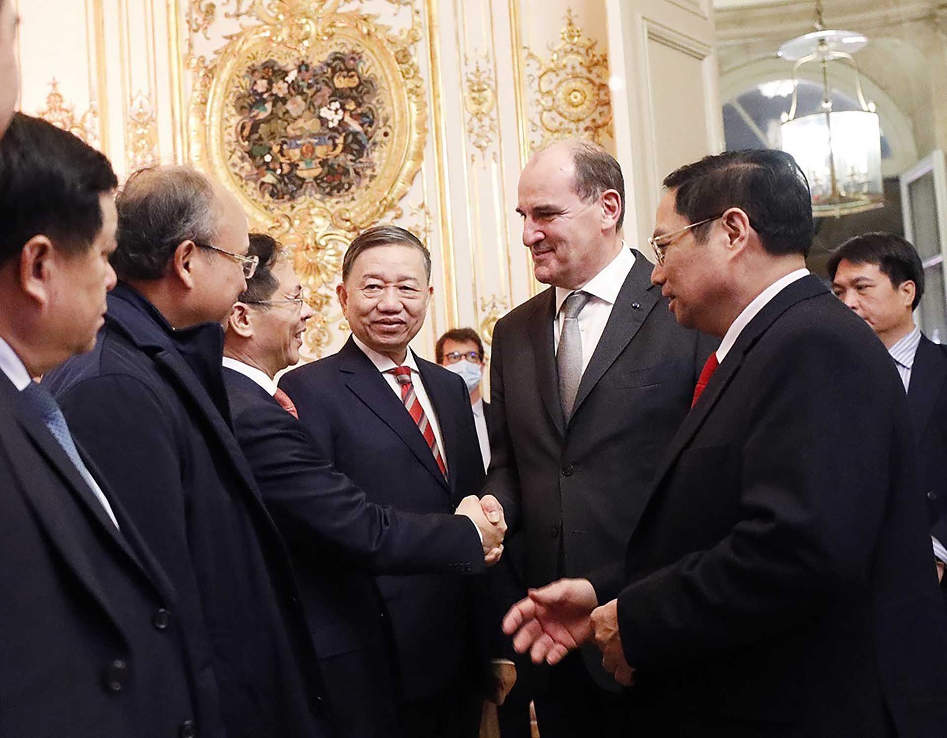 Thủ tướng Phạm Minh Chính giới thiệu với Thủ tướng Pháp Jean Castex thành viên chính thức Đoàn cấp cao Việt Nam. (Nguồn: TTXVN)
