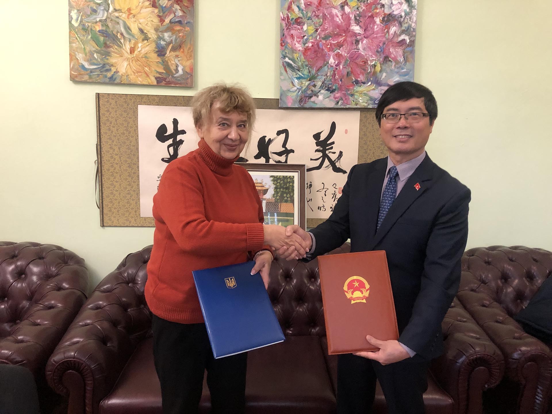 Đại sứ Việt Nam tại Ukraine Nguyễn Hồng Thạch và bà N.V. Zaimenko, Giám đốc Vườn Bách thảo quốc gia mang tên M. G. Grishko ký Thoả thuận hợp tác.